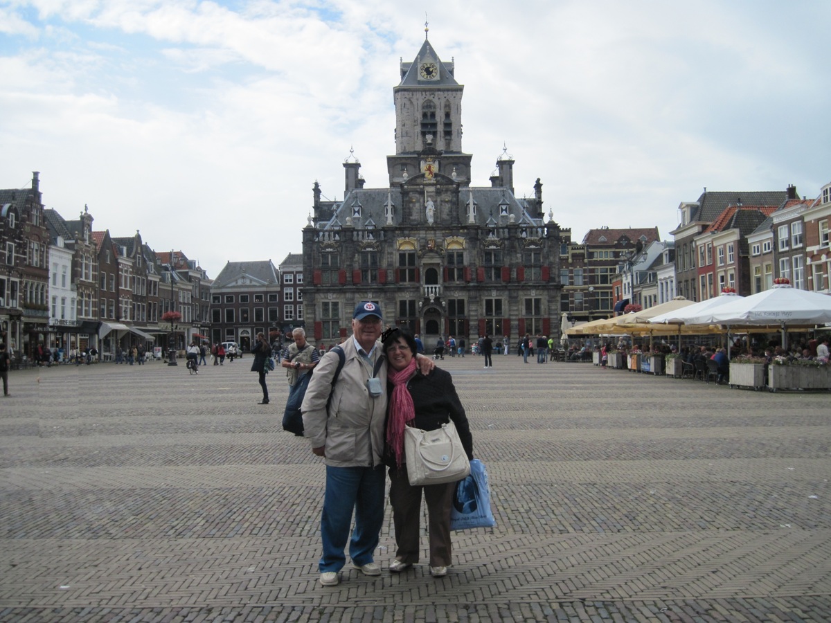 15- Delft- La piazza, in fondo il Municipio e noi